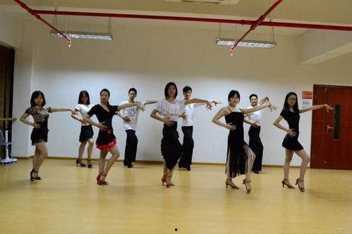 团圆舞蹈成人5人视频,成人舞蹈视频精彩回顾