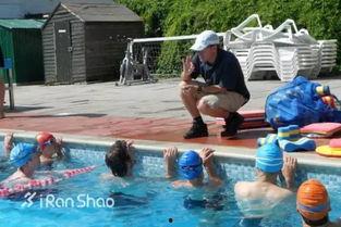 成人怎么在家学游泳视频,跟随成人教学视频轻松入门